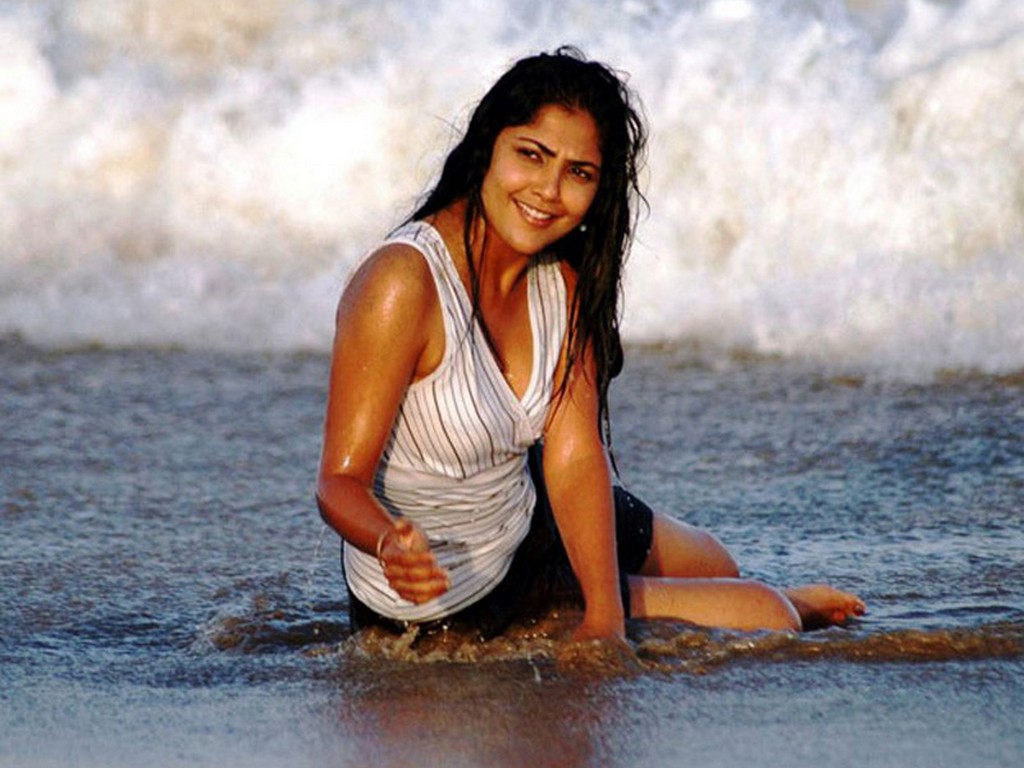 Hot_Actress_Wet_in_Water40.jpg