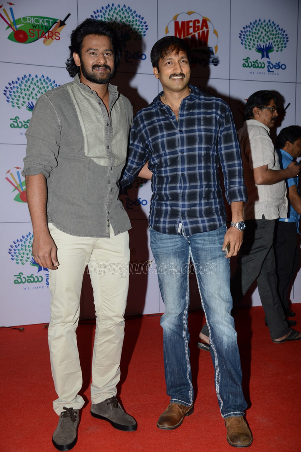 Prabhas_and_Gopichand_at_Memu%20Saitam8.