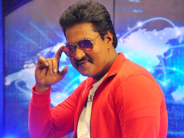 Who is trying to replace comedian actor sunil in tollywood