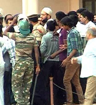  Hyderabad MP Asaduddin Owaisi, MIM chief Asaduddin Owaisi surrenders in 2005 case,   MP Asaduddin Owaisi arest        