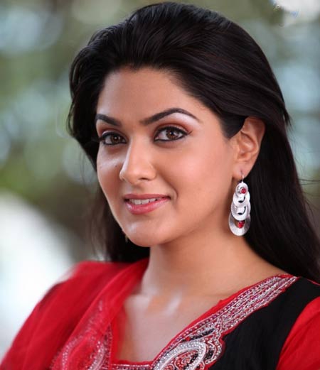 Actress Sakshi Chaudhary,who had registered her debut in Tollywood with Potugadu, has reportedly signed her next film in Telugu. The glam diva who romances ... - sakshi(4)