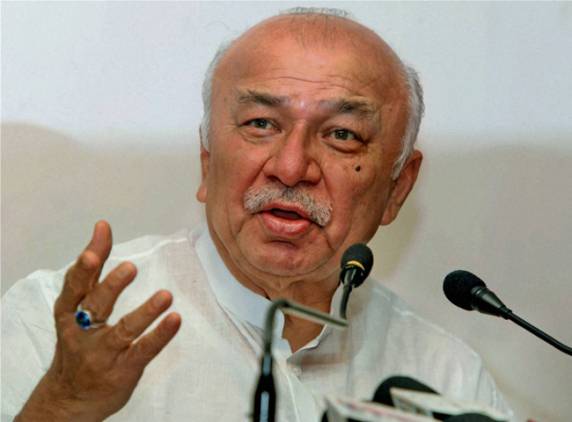 sushil kumar shinde, sushil kumar shinde new home minister, new home minister takes charge, p chidambaram new finance minister, veeappa moily power ministry, telangana mps sushil kumar shinde