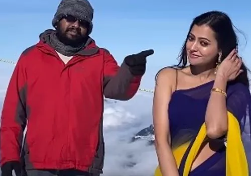 మంచులో ఆది - సౌమ్య జోడి... పెళ్లి చేసుకోండి మంచిగా అంటూ నెటిజన్స్ సలహా