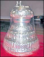 గుడిలో శఠగోపం తలమీద ...