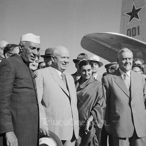 jawaharlalnehruandindiragandhiwithrussianleaders.jpg