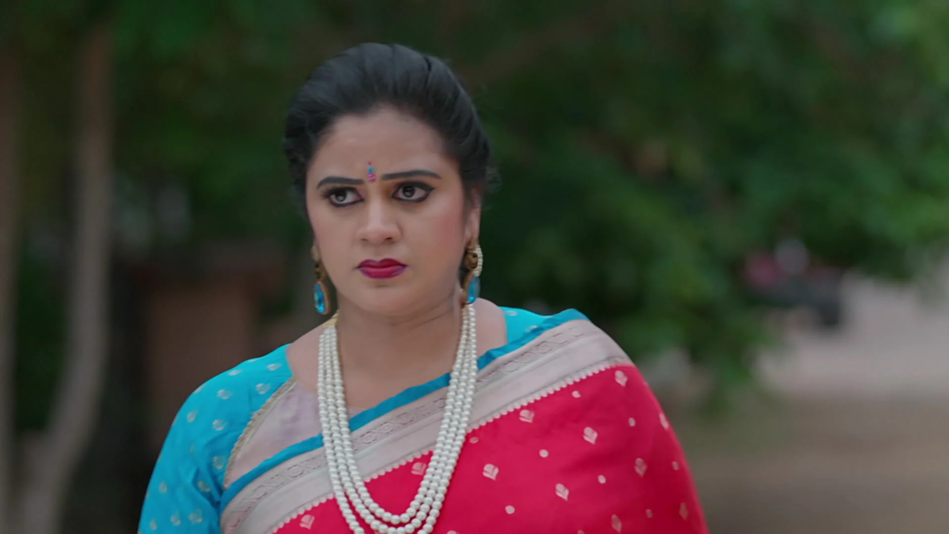 Illu Illalu Pillalu: శుభలేఖ, పెళ్లి చీరతో భద్రావతి ఇంటికి వేదవతి..