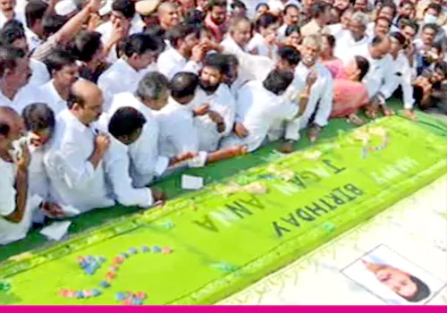 600 kgs birthday cake procession on lorry