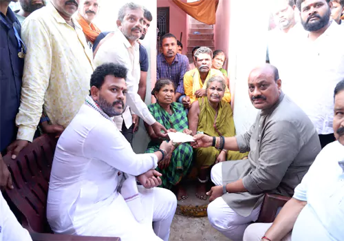 కాశీబుగ్గ మృతుల కుటుంబాలకు పరిహారం అందజేత