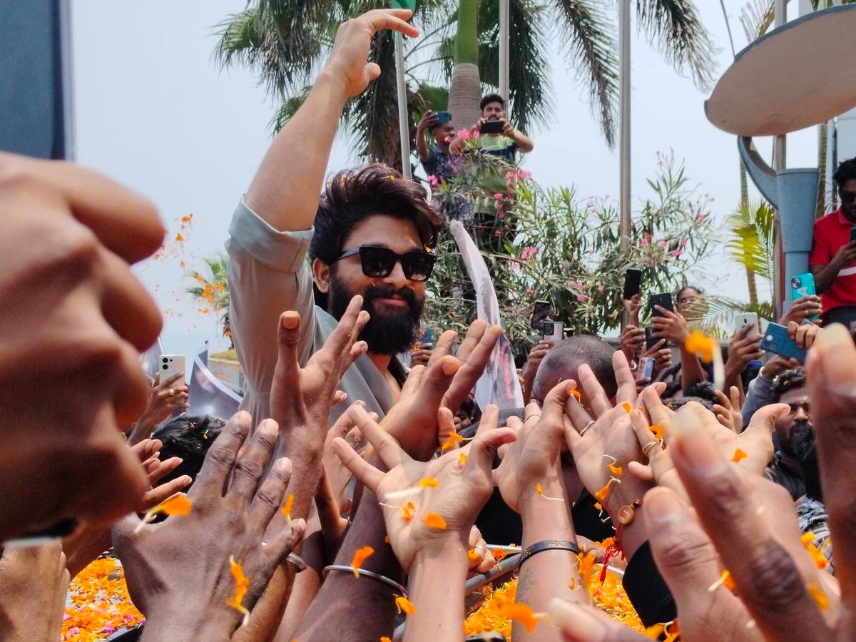 ICON star Allu Arjun arrival in Vizag is a celebration?
