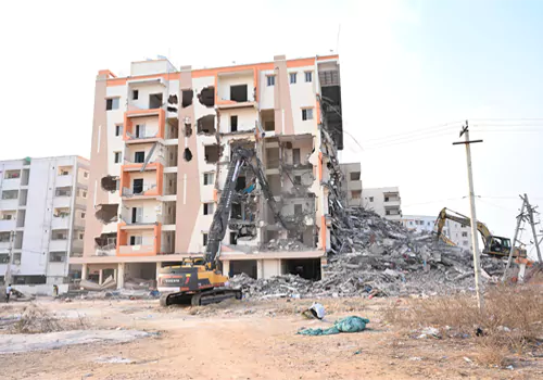 ఐలాపూర్‌లో అక్రమ నిర్మాణంపై హైడ్రా కూల్చివేతలు