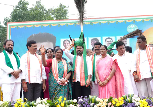 మేడారంలో సీఎం రేవంత్ పర్యటన.. రూ. 868 కోట్ల అభివృద్ధి పనులకు శంకుస్థాపన..!