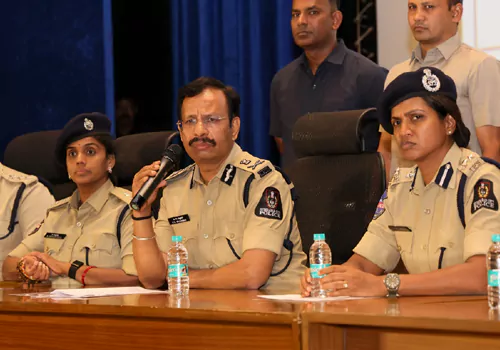 వాహనదారులకు హైదరాబాద్ సీపీ కీలక సూచనలు
