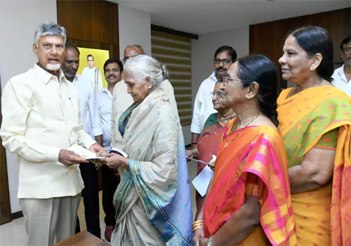 రాజధాని నిర్మాణానికి బంగారు గాజులు విరాళం ఇచ్చిన మహిళ 