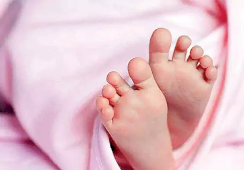 నీటి బకెట్ లో పడి 16 నెలల చిన్నారి మృతి