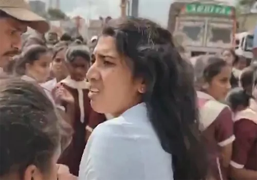 లేడీ  కానిస్టేబుల్‌ను జుట్టు పట్టుకుని ఈడ్చుకెళ్లిన విద్యార్థినులు