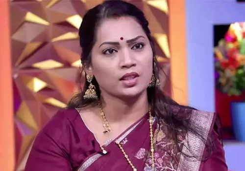  పోలీస్ స్టేషన్ వద్ద దివ్వల మాధురి హల్‌చల్!