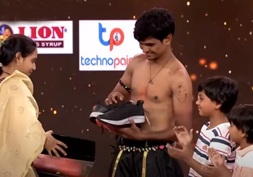 కన్నీళ్లు పెట్టుకున్న డాన్సర్ చక్రపాణి...షూ గిఫ్ట్ గా ఇచ్చిన అతని వైఫ్