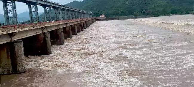 భారీ వర్షాల ఎఫెక్ట్: పొంగిపొర్లుతున్న వంశధారా, నాగవళి.!