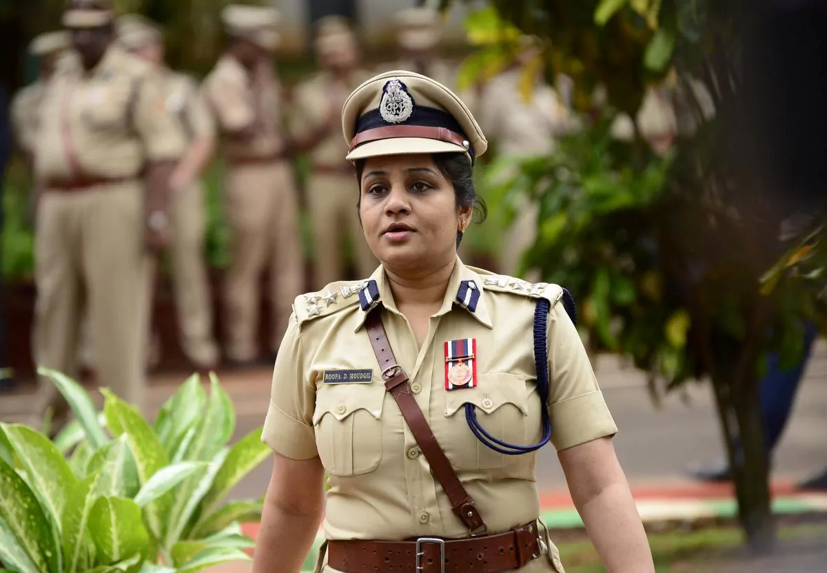రెండు దశాబ్దాలు.. 30 ట్రాన్స్ ఫర్లు.. లేడీ ఐపీఎస్ ఉద్యోగ ప్రస్థానం.!