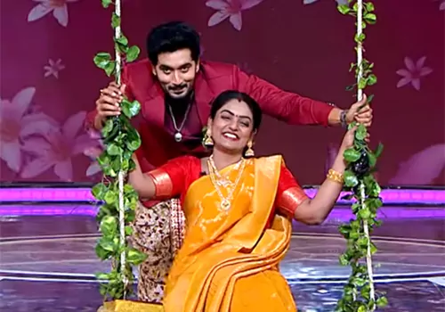 కార్తీక దీపం వెల్కమ్ పార్టీ... ఊయలలో వంటలక్క!