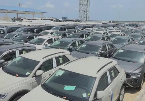 పశ్చిమాసియా యుద్ధ ప్రభావం...కెన్యా తీరంలో వేలాది లగ్జరీ కార్లు నిలిపివేత