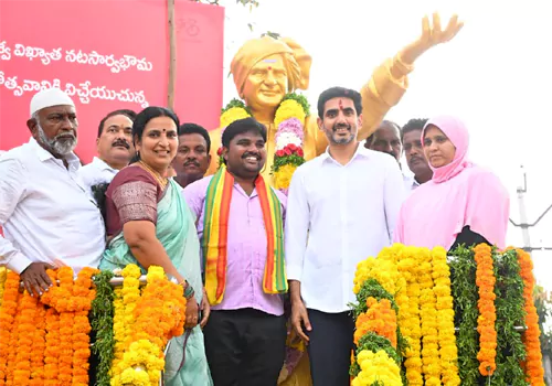 ఎన్టీఆర్ విగ్రహాన్ని ఆవిష్కరించిన మంత్రి లోకేష్