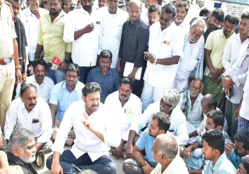 రైతులకు మద్దతుగా పోలీసు స్టేషన్ వద్ద అవినాష్ రెడ్డి ధర్నా