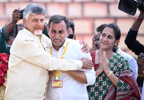 మహానాడు సభలో ఎమ్మెల్యే భర్త తీవ్ర భావోద్వేగం .. ఓదార్చిన సీఎం చంద్రబాబు