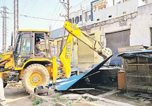 ఫుట్ పాత్‌పై  ఆక్రమణల కూల్చివేతలు 