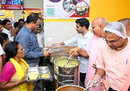  అన్న క్యాంటీన్‌ను ప్రారంభించిన మంత్రి లోకేష్