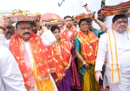 లాల్ దర్వాజ అమ్మవారికి పట్టువస్త్రాలు సమర్పించిన మంత్రులు..!