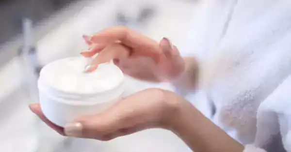 చలికాలం కదా అని ముఖం మీద క్రీమ్స్ పూస్తున్నారా... ఈ షాకింగ్ నిజాలు తెలుసా!