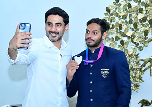 మంత్రి లోకేష్‌ను కలిసిన కామన్వెల్త్ పతక విజేత అజయ్
