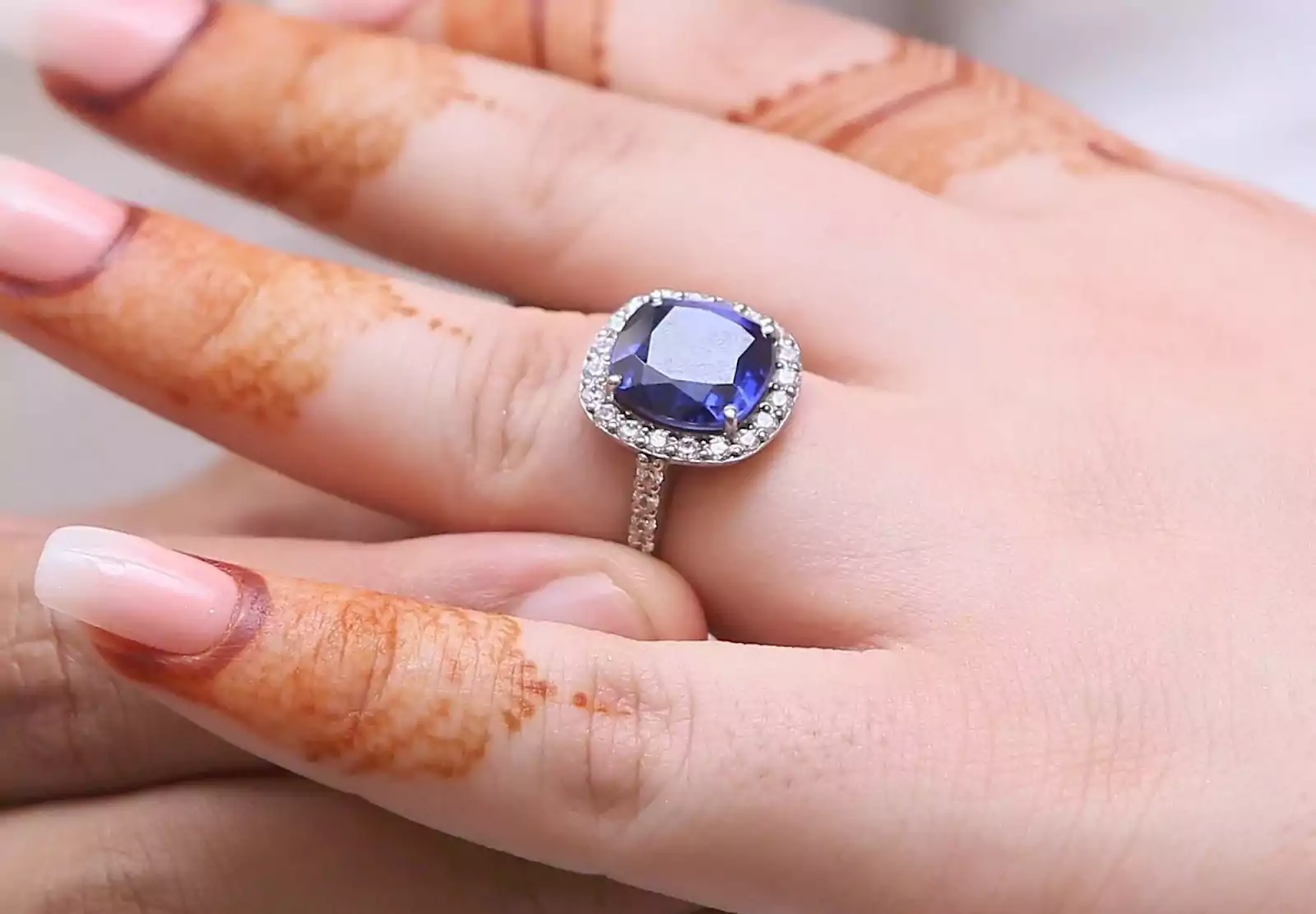 నీలమణి రత్నం ధరిస్తున్నారా... ఈ తప్పులు చేయకండి!