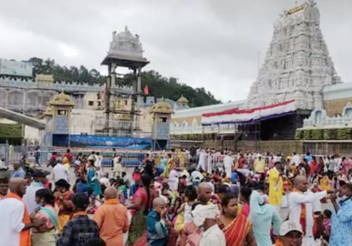 devotees rush in tirumala