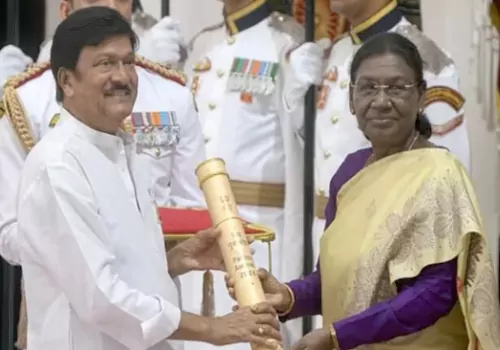 పద్మశ్రీ పురస్కారాలు అందుకున్న నటులు రాజేంద్రప్రసాద్, మురళీమోహన్