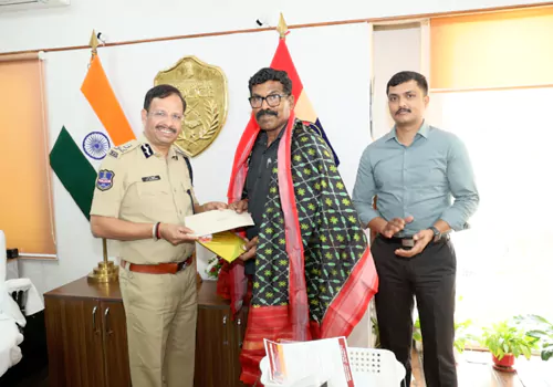 రిటైర్డ్ ఆర్మీ జవాన్ ధైర్యాన్ని ప్రశంసించిన సీపీ సజ్జనార్