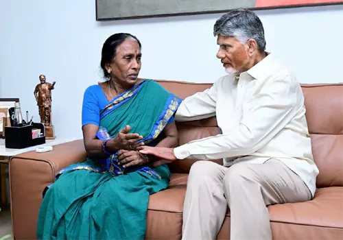సీఎం చంద్రబాబును కలిసిన సాయికృష్ణ కుటుంబం