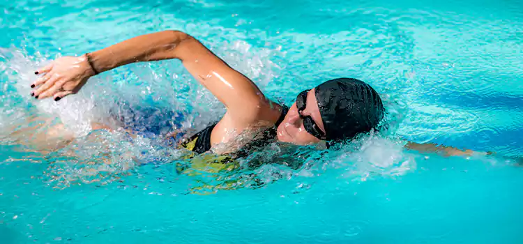 వేసవి కదా అని ఈత కొట్టడానికి వెళ్తున్నారా? ఈ  తప్పులు చేయకండి..!