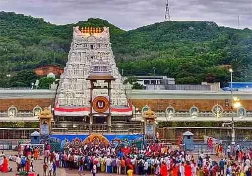devotees rush in tirumala