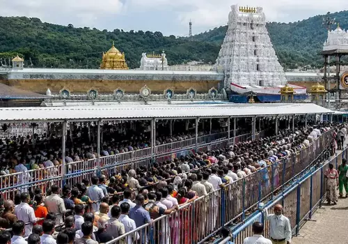 తిరుమలలో భక్తుల రద్దీ.. శ్రీవారి సర్వదర్శనానికి 12 గంటల సమయం...!