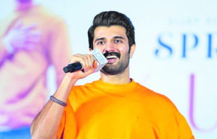 Vijay Deverakonda presents 1 lakh check to 100 families