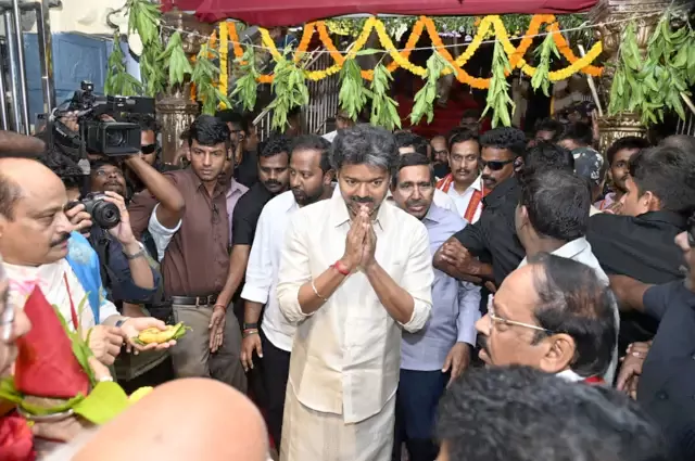 బెజవాడ దుర్గమ్మ సేవలో తమిళనాడు సీఎం విజయ్: పూర్ణ కుంభంతో ఘనస్వాగతం.!