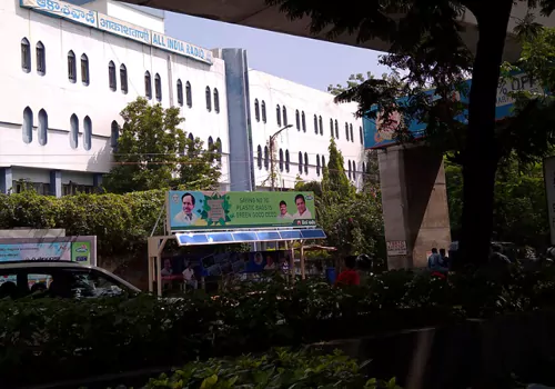 హైదరాబాద్‌లో బాంబు బెదరింపుల కలకలం  ఆల్ ఇండియా రేడియో, జేఎన్‌టీయూలో బాంబ్ స్క్వాడ్ తనిఖీలు