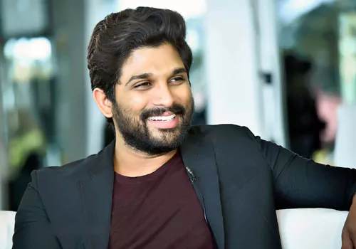 Allu Arjun getting hate and love from Janasainiks