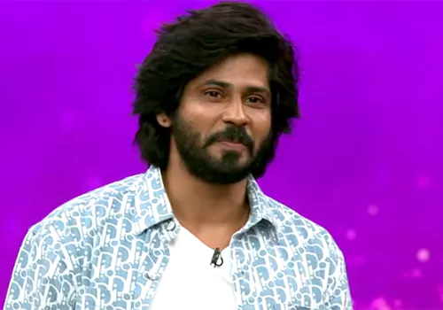 వెనుక నుంచి వచ్చి ఆ అబ్బాయి హగ్ చేసుకున్నాడు...గుండె పగిలిపోయింది
