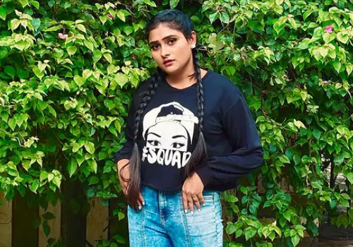 పాత పాటలు పాడుతూ నెటిజన్లపై ఆరోహీ రావు దాడి!