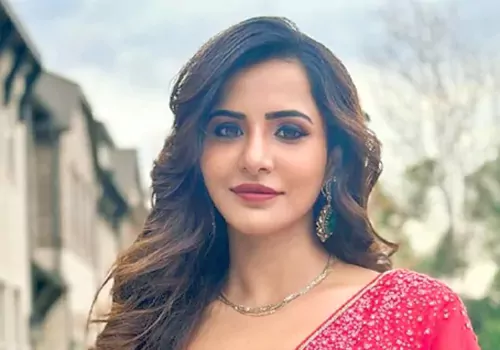 అషు రెడ్డి,  ఆమె తల్లిదండ్రులకు  నోటీసులు  