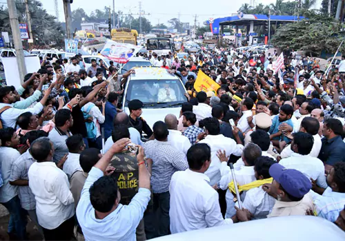 people grand welcome to babu