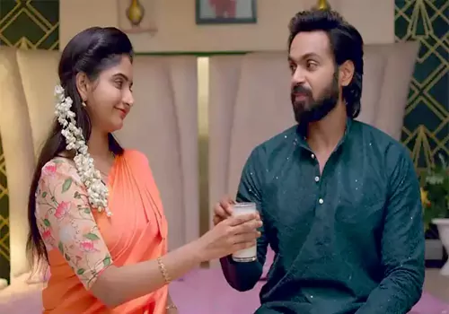 పాలగ్లాస్ తో బెడ్ రూమ్ లోకి వెళ్ళిన కావ్య.. బిత్తెరపోయిన రాజ్!